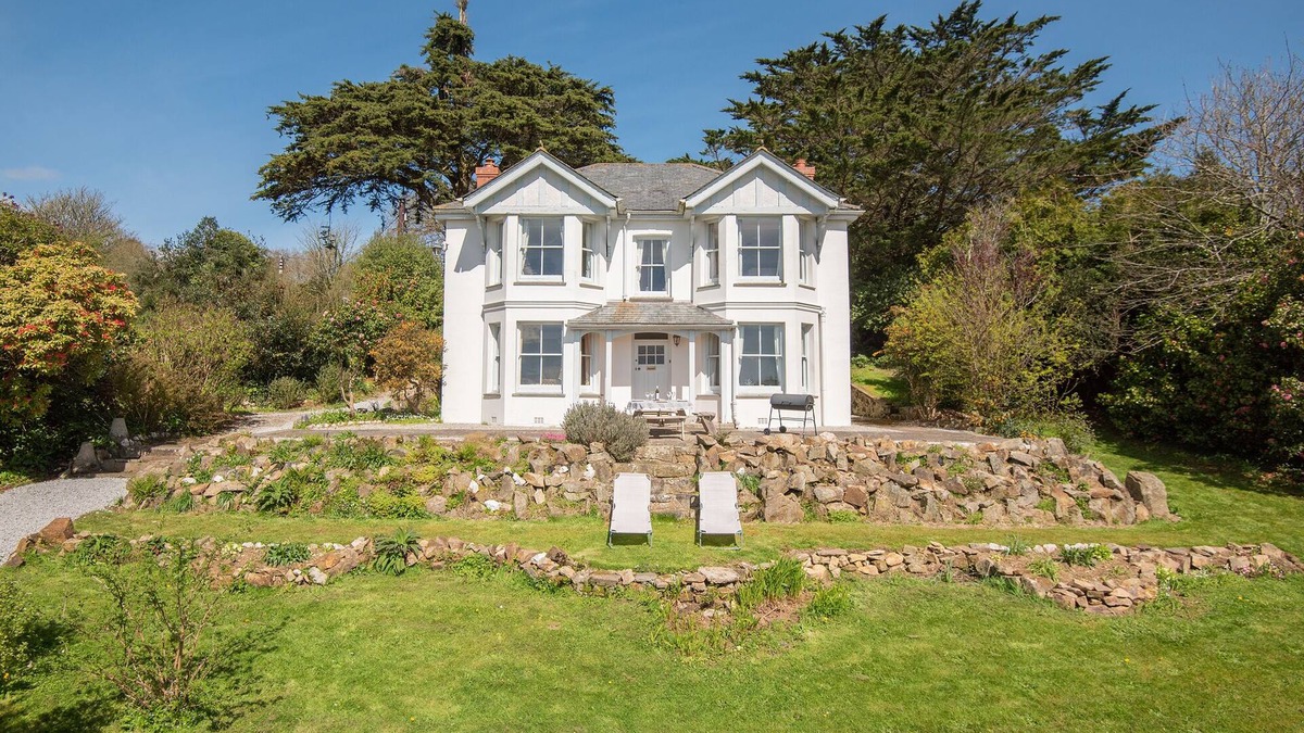 Mabe House | Charming Victorian House with Panoramic Village Views, Close to Beaches