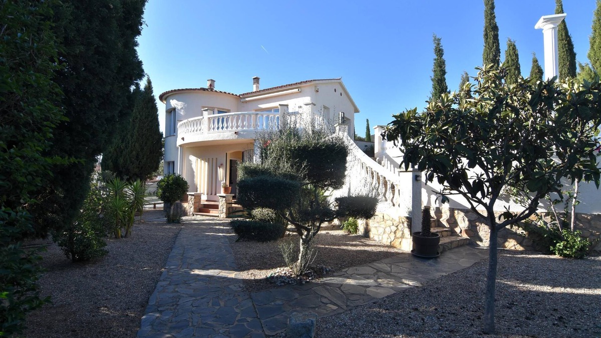 El Mas Fumats House | Charming Villa for Rent in Roses, Costa Brava: Private Pool, Ideal for Families and Large Groups.
