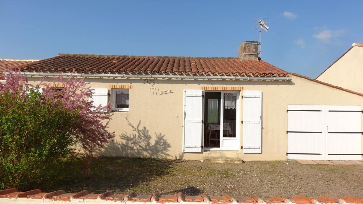 Grues House | Charming Villa in Quiet Area with Garden, Near Beach & Shops, Pet-Friendly