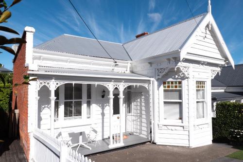 Ponsonby Apartment | Charming Villa nestled away in the city centre
