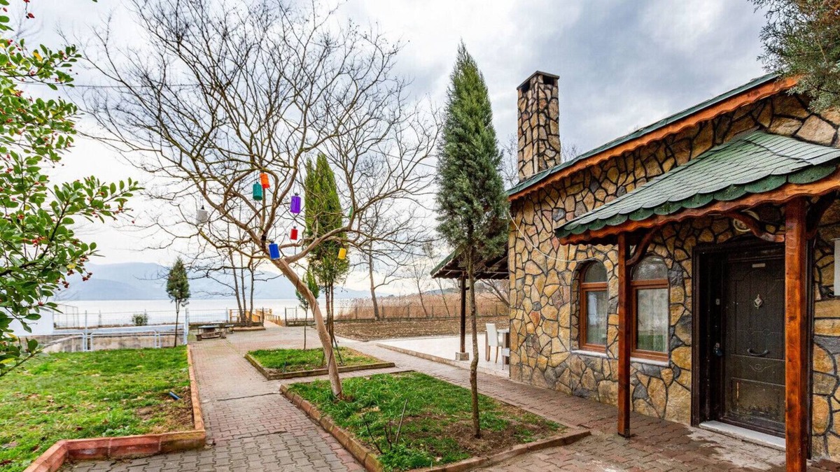 Geyve Villa | Charming Villa on the Shore of Sapanca Lake
