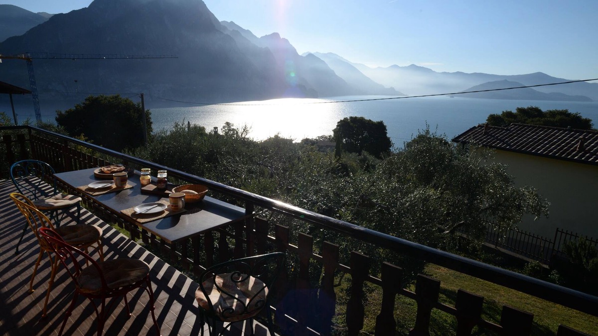 Riva di Solto House | Charming 'Villa Retro' - with prefect views overlooking Lago d'Iseo, Monte Isola
