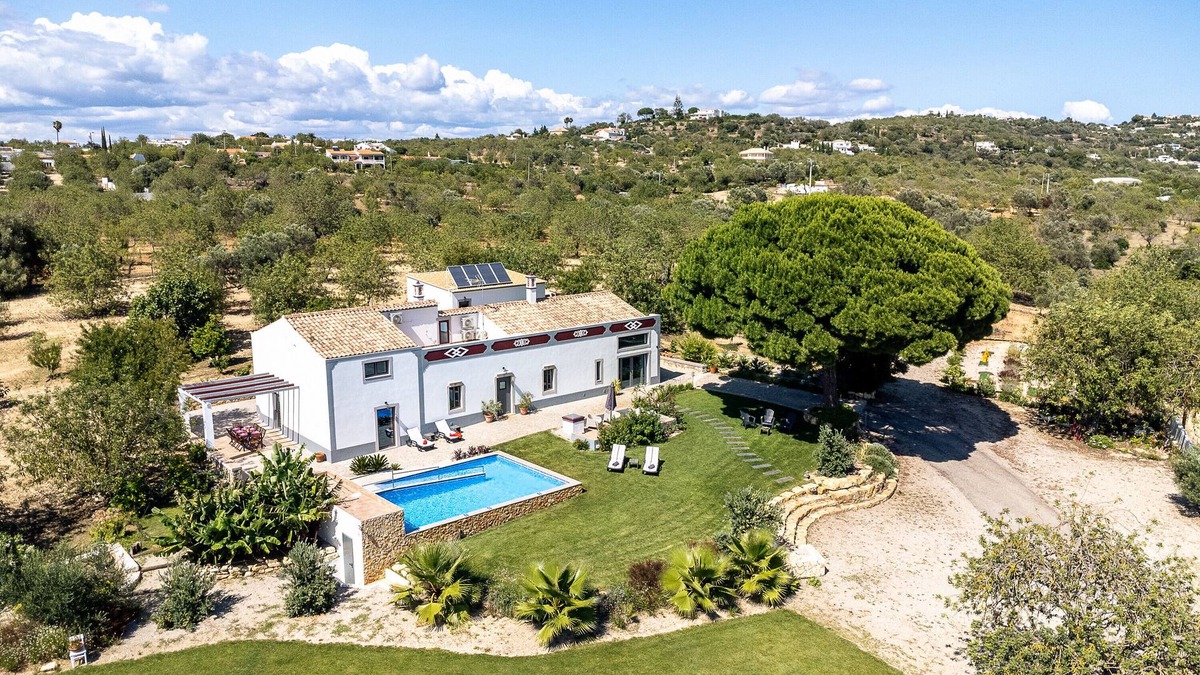 Loule Villa | Charming "Villa Rodrigues" with Air Conditioning, Wi-Fi, Pool & Garden