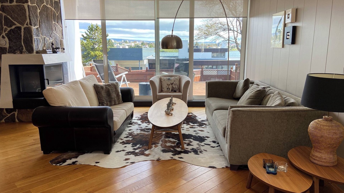 Reykjavik Villa | Charming villa with great ocean view and a hot tub. 10 min to Reykjavik center