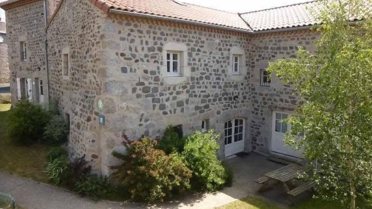 Rauret Cottage | Charming Village Farmhouse Sleeps 8 – Near Allier Gorges & Pradelles