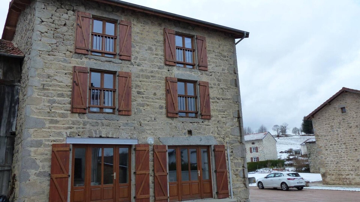 La Guillermie Cottage | Charming Village Retreat: Historic Atelier with Modern Comforts, Garden & Terrace in La Guillermie