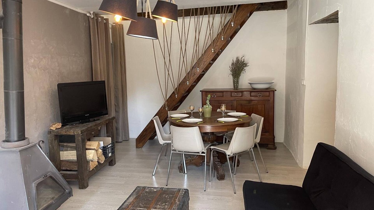 Besson Cottage | Charming Village Gîte: Modern Comfort, Authentic Decor, Fireplace, Gym & Fully Equipped Kitchen