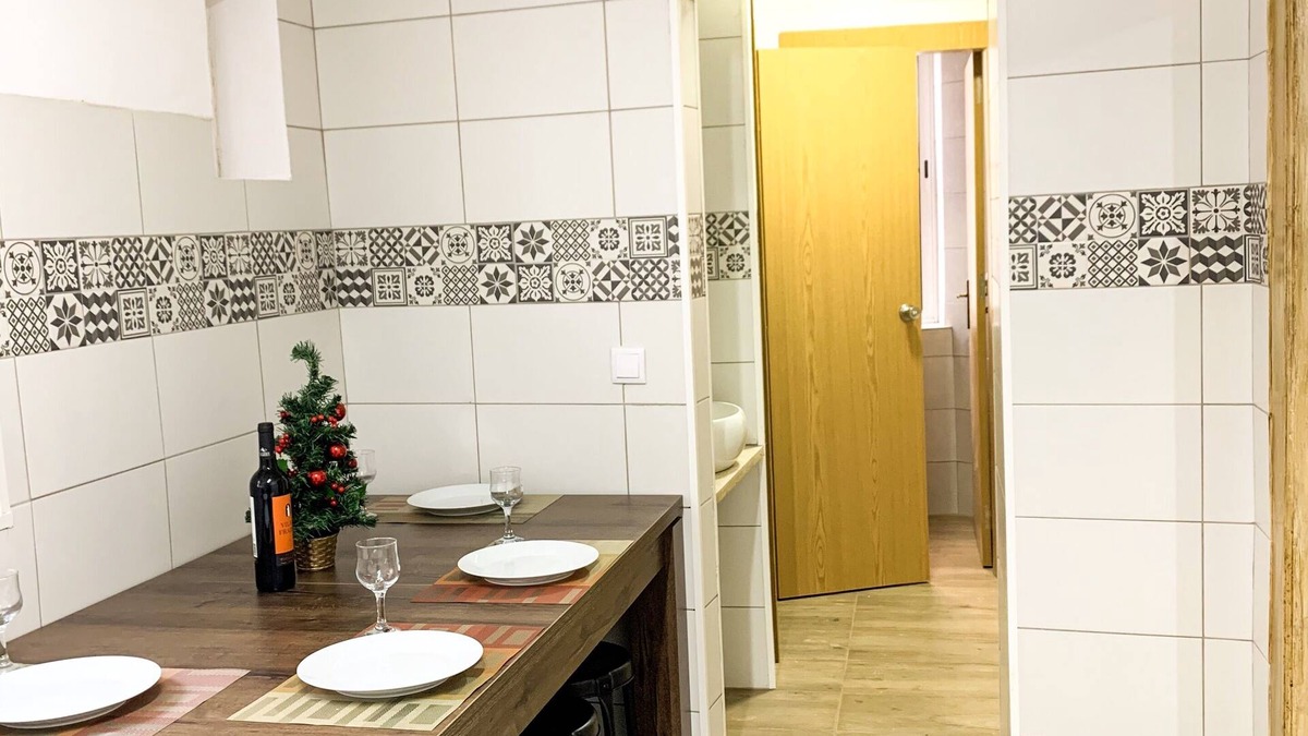 Mouraria House | Charming Vintage 3-Bedroom Retreat in Downtown Lisbon – Sleeps 8!