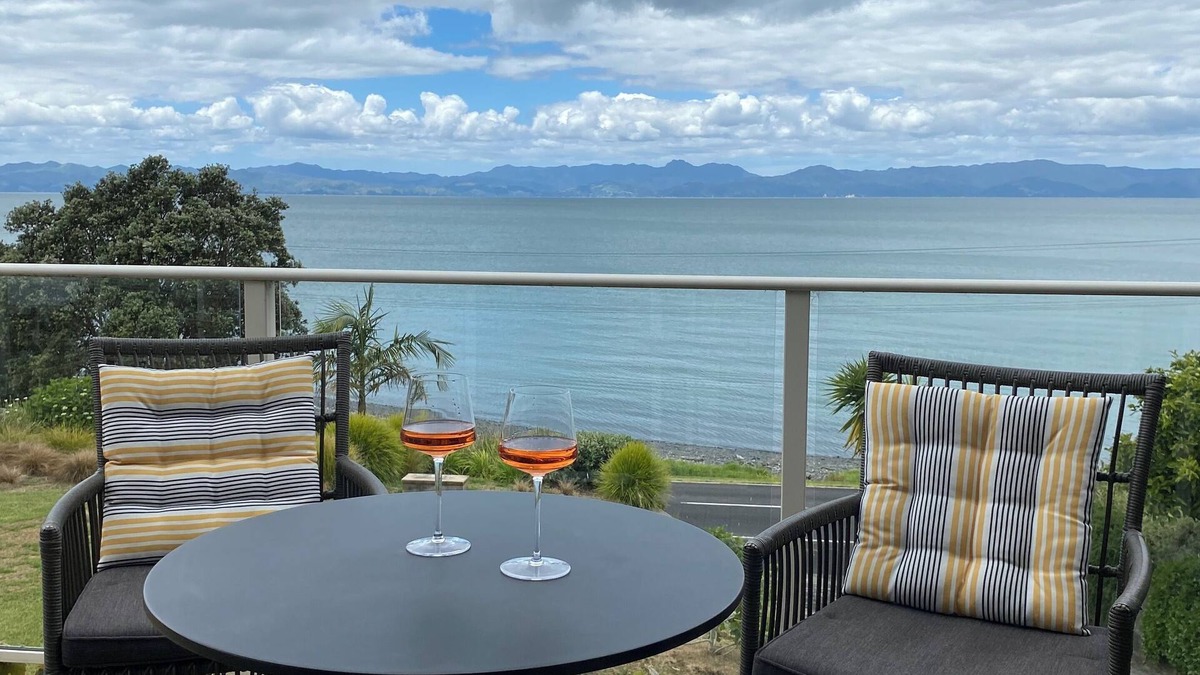 Whakatiwai House | Charming Waharau seaside holiday house close to regional park.