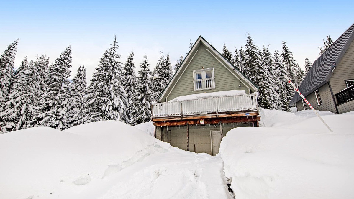 Snoqualmie Pass Cabin | Charming, walk-to-lifts cabin with mountain views, kayaks & arcade game