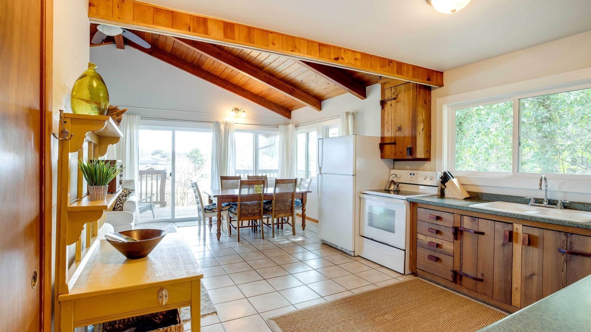 Sunset Beach Cottage | Charming Warrenton Cottage w/Deck < 1 Mi to Beach