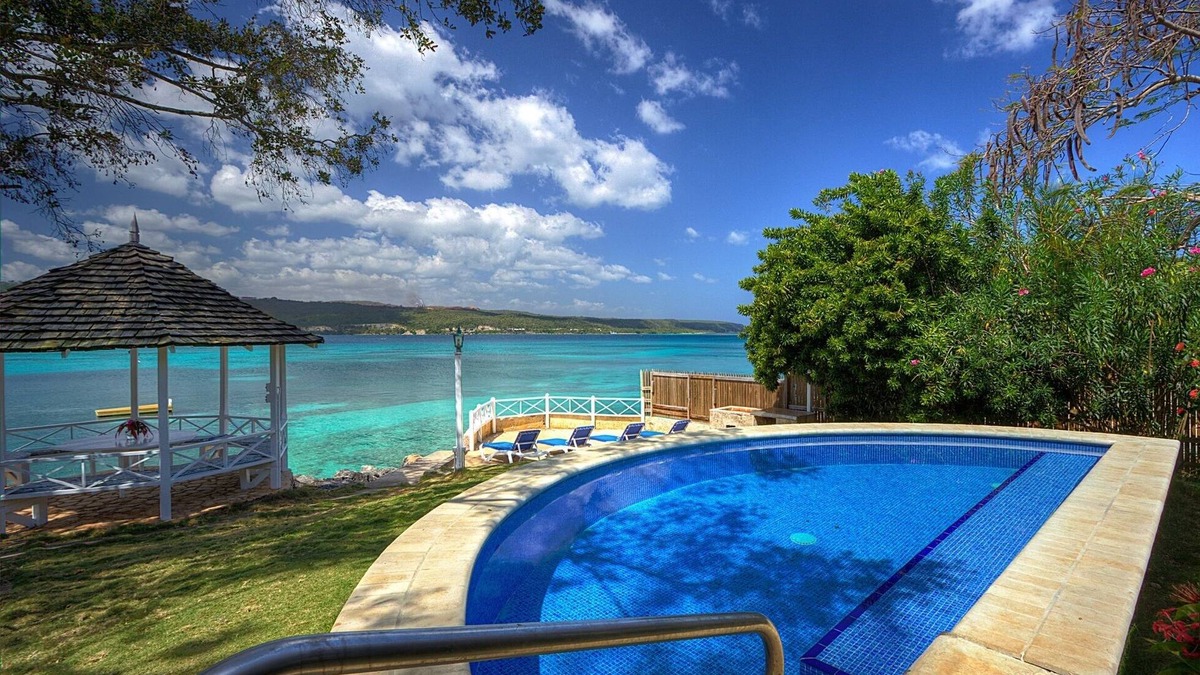 Discovery Bay Villa | Charming Waterfront Cottage 4 bdrm Pool Staff Beach Access