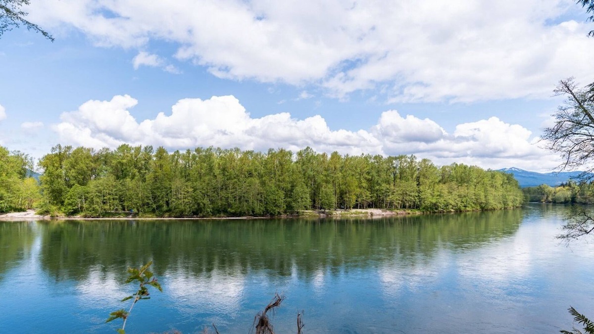 Sedro-Woolley House | Charming Waterfront Retreat with Fireplace