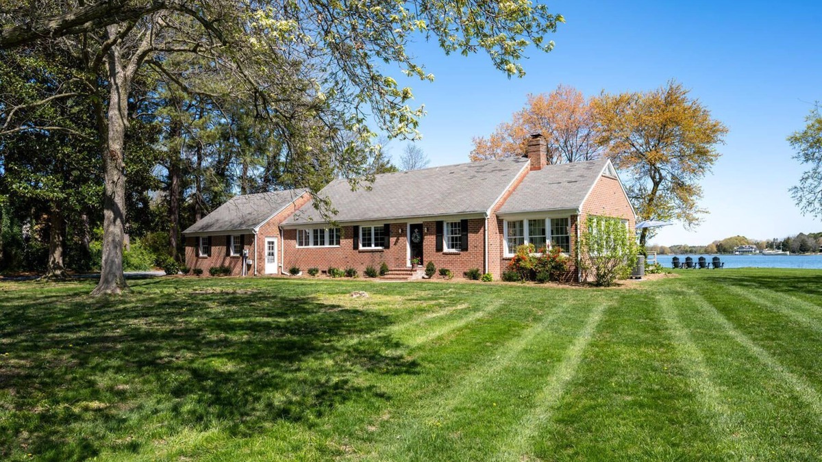 Unionville House | Charming, Waterfront 2-bedroom house Royal Oak