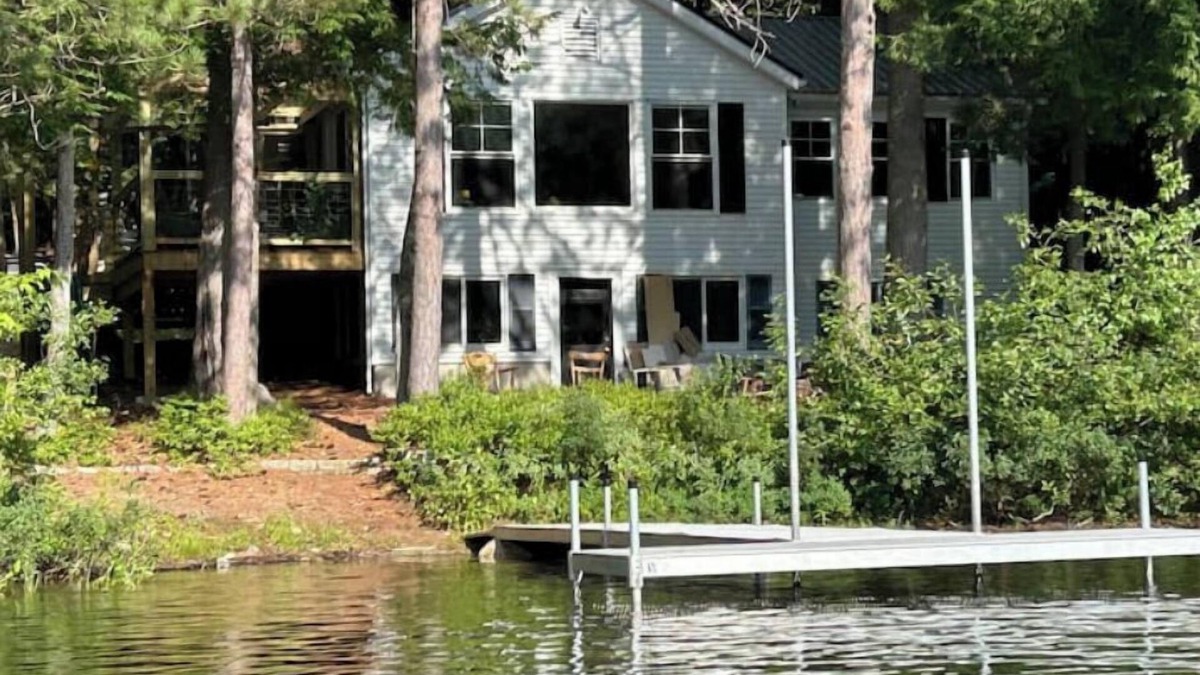 Livermore House | Charming waterfront 3-bedroom house on spring-fed Brettuns Pond