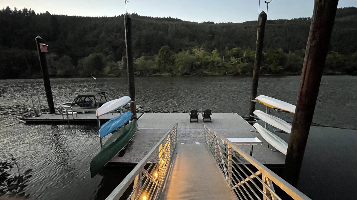 Mapleton Cottage | Charming waterfront cottage with fireplace and deep water dock