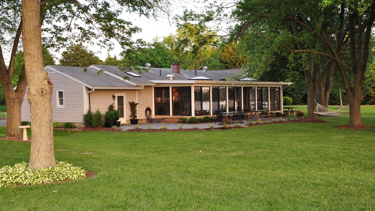 Royal Oak Cottage | Charming Waterfront Cottage Outside St. Michaels Close to the Oaks