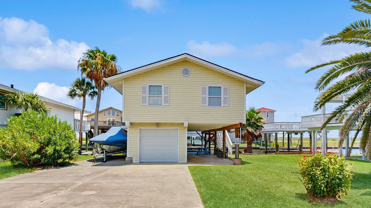 Jamaica Beach House | Charming waterfront home with grill, fishing, & large deck - 6 min walk to beach