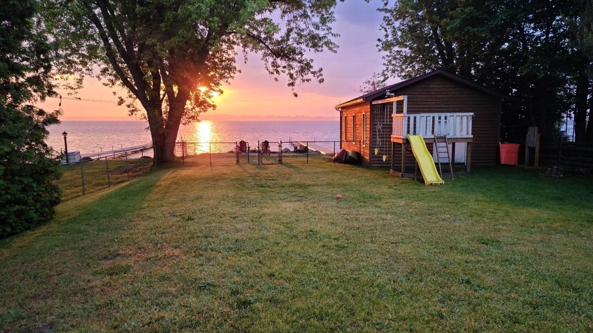 Innisfil House | Charming Waterfront Lakehouse Innisfil Cooks Bay 45 min from GTA !