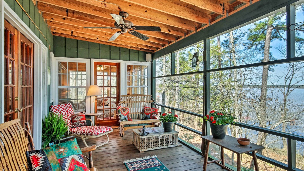 Ridgeway Cabin | Charming Waterfront Ridgeway Cabin w/Dock!