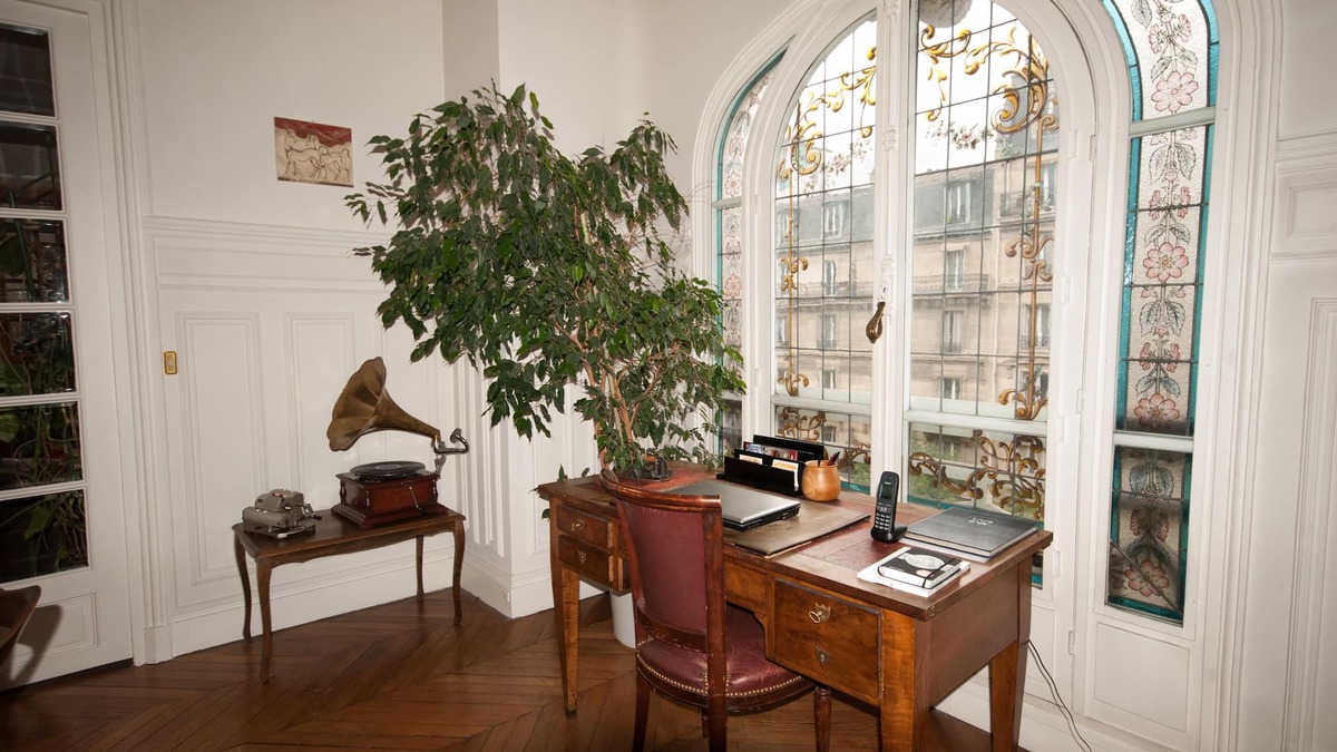 Quartier Saint-Ambroise Apartment | Charming, Well-Appointed Haussmann Flat in Downtown Paris. Mobility lease only