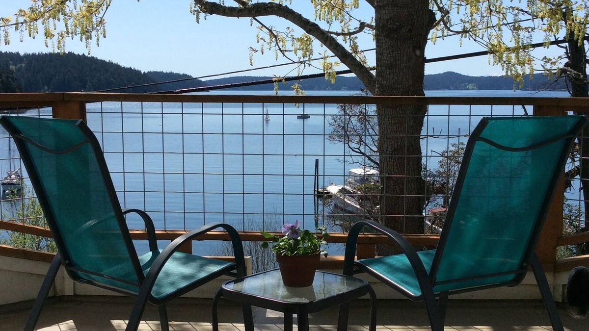 West Sound Apartment | Charming West Sound studio apartment with beach access!
