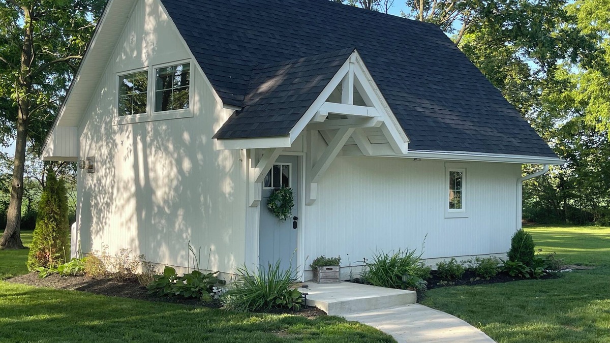 Finly House | Charming White Barn Guesthouse in the country, close to Indianapolis.