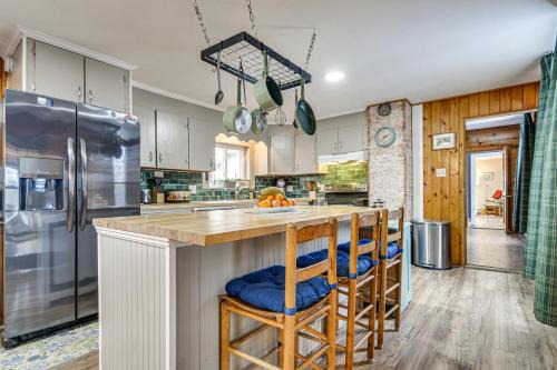 Dryden House | Charming Wilton Vacation Rental with Fire Pit