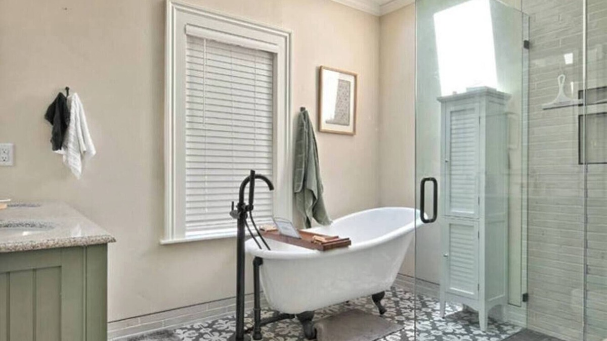 Medford House | Charming Wine Country Carriage House – 2BR/2BA near Jacksonville Peaceful retreat in the heart of Southern Oregon wine country. Private, comfy, and perfect for couples or friends. Close to wineries, trails & historic Jacksonville.