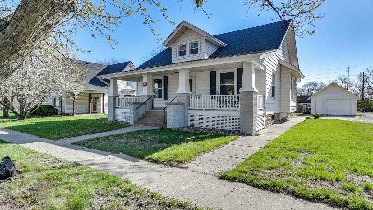 Winterset House | Charming Winterset Vacation Rental w/Yard & Patio