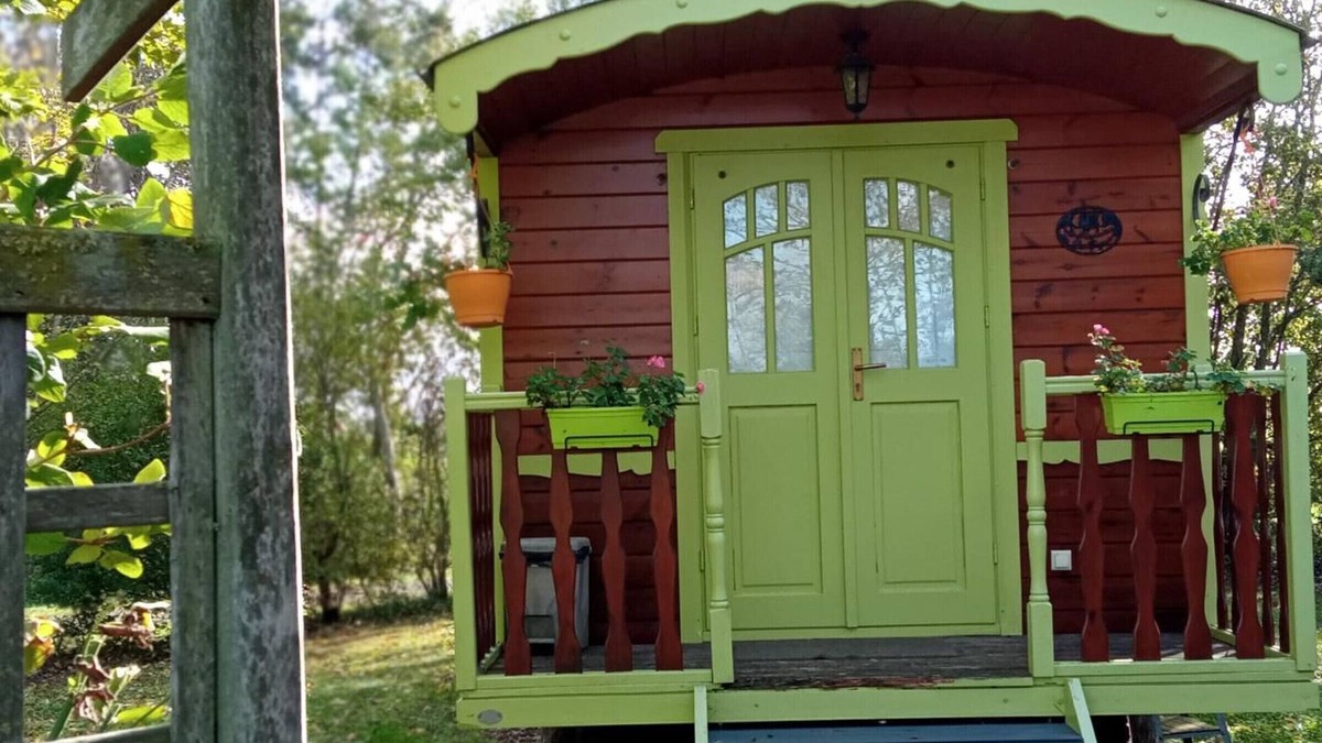 Chantenay-Villedieu Cottage | Charming Wooden Caravan in Bucolic Valley with Terrace & Family-Friendly Amenities