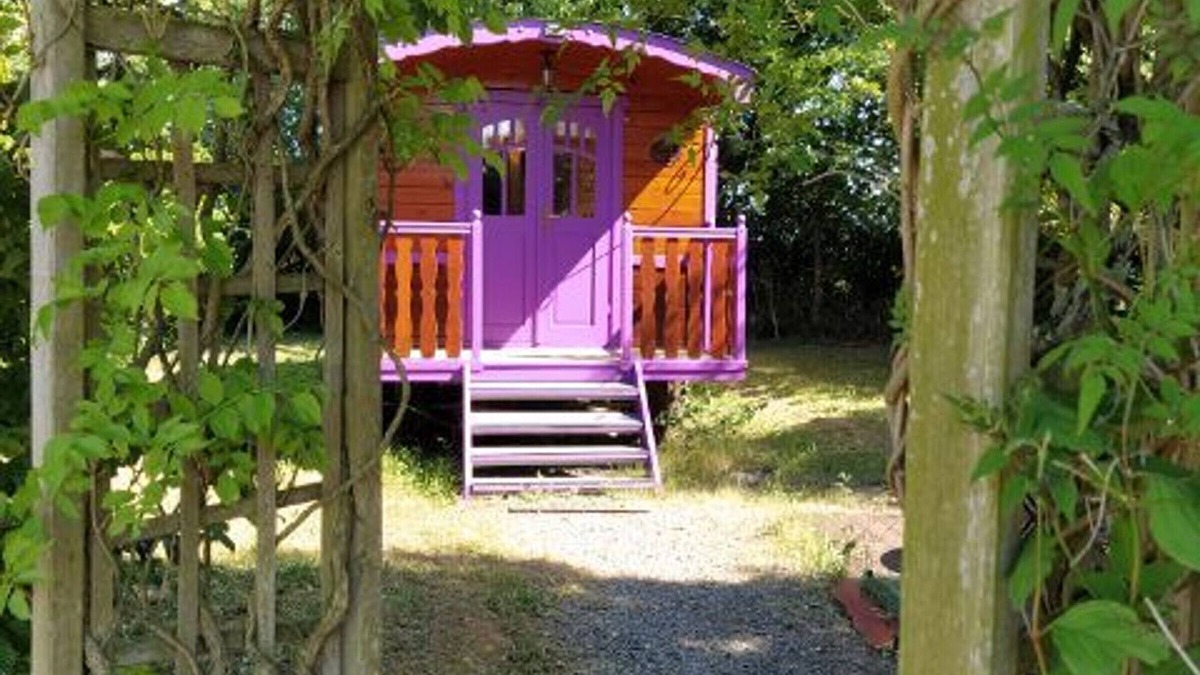 Chantenay-Villedieu Cottage | "Charming Wooden Caravan in Bucolic Farm Setting – Terrace, Ideal for Family Stays"