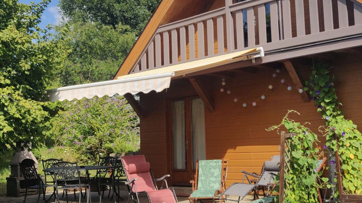Thoire-sur-Dinan Cottage | Charming Wooden House with Garden and High-Speed Internet, Near Hiking Trails