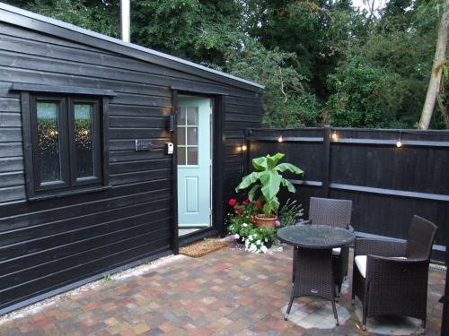Filby House | Charming Woodland Lodge 2 person 1 bedroom