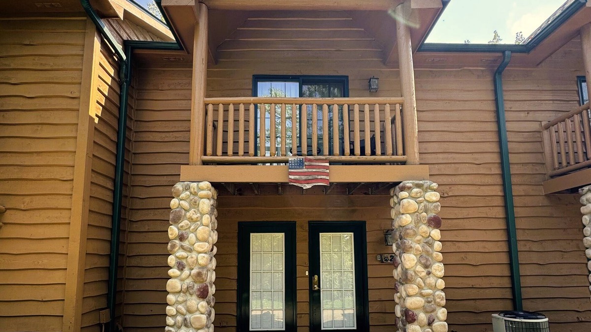 Oglesby Cabin | Charming woodland villa located in a secured resort across from Starved Rock