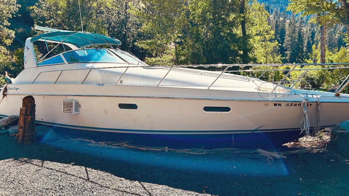 New Meadows Boat Rental | Charming Yacht docked on the Little Salmon River Near Riggins