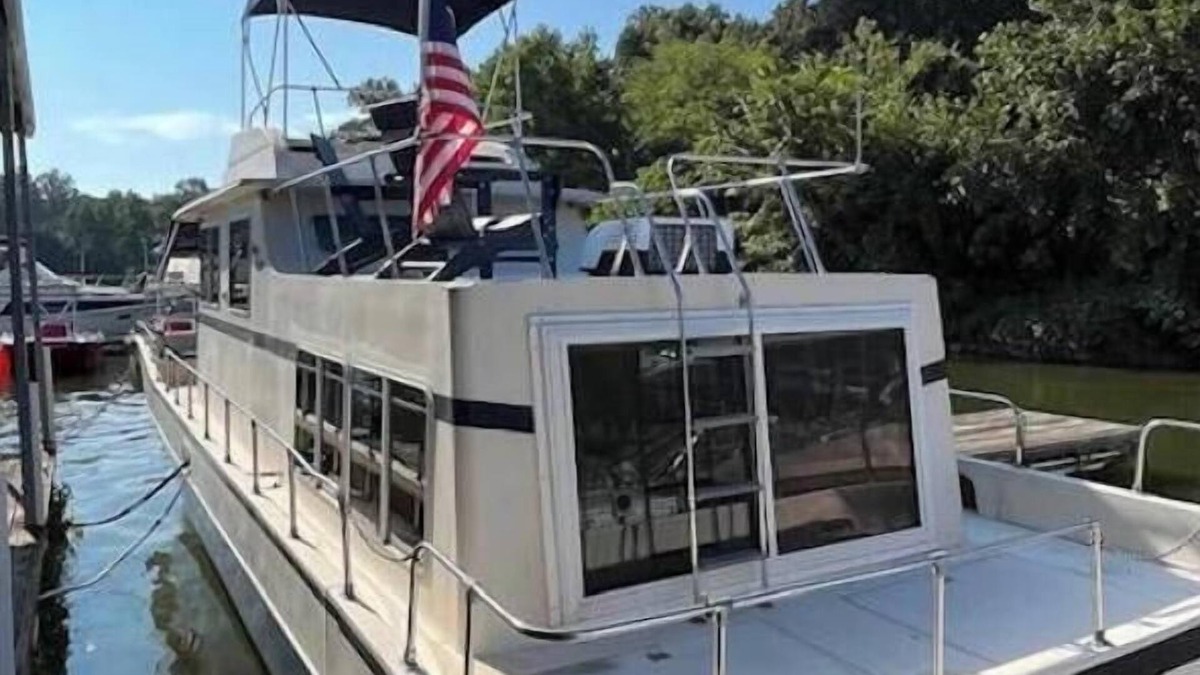 Steele Creek Boat Rental | Charming yacht with AC and WiFi in enchanting Charlotte