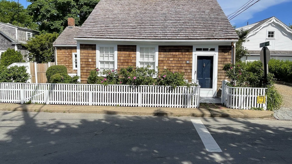 Edgartown House | Charming1700's Edgartown Village Cottage 5 Minute walk to Downtown