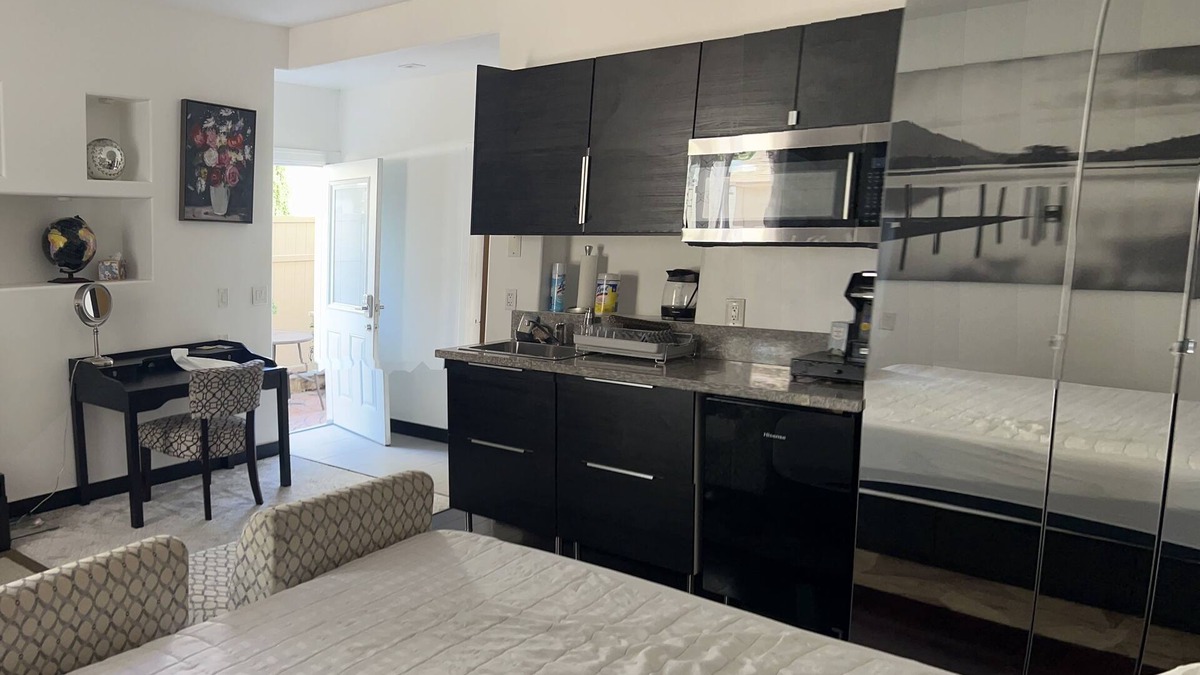 Los Angeles House | CharmingLAX studio in gorgeous Los Angeles with kitchenette