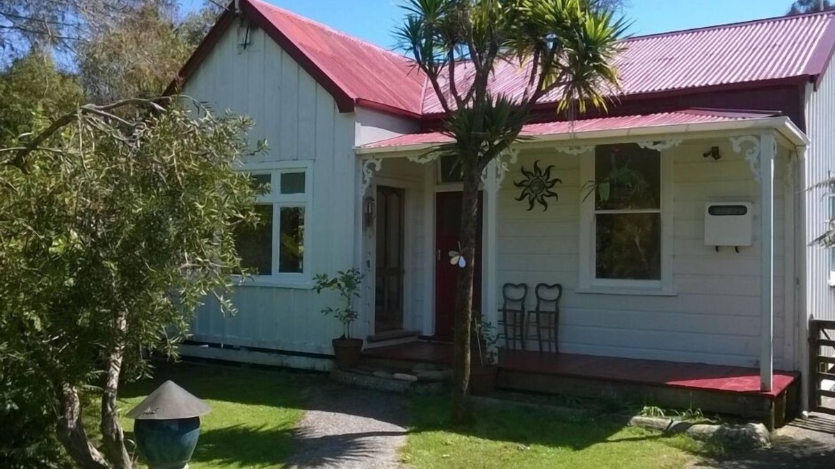 Kumara Cottage | Charmingly restored villa at Greenstone Retreat