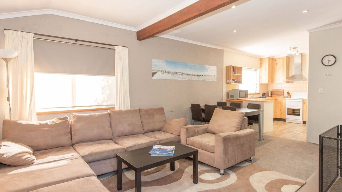 Jindabyne House | Charvel - 2/35 Gippsland Street
