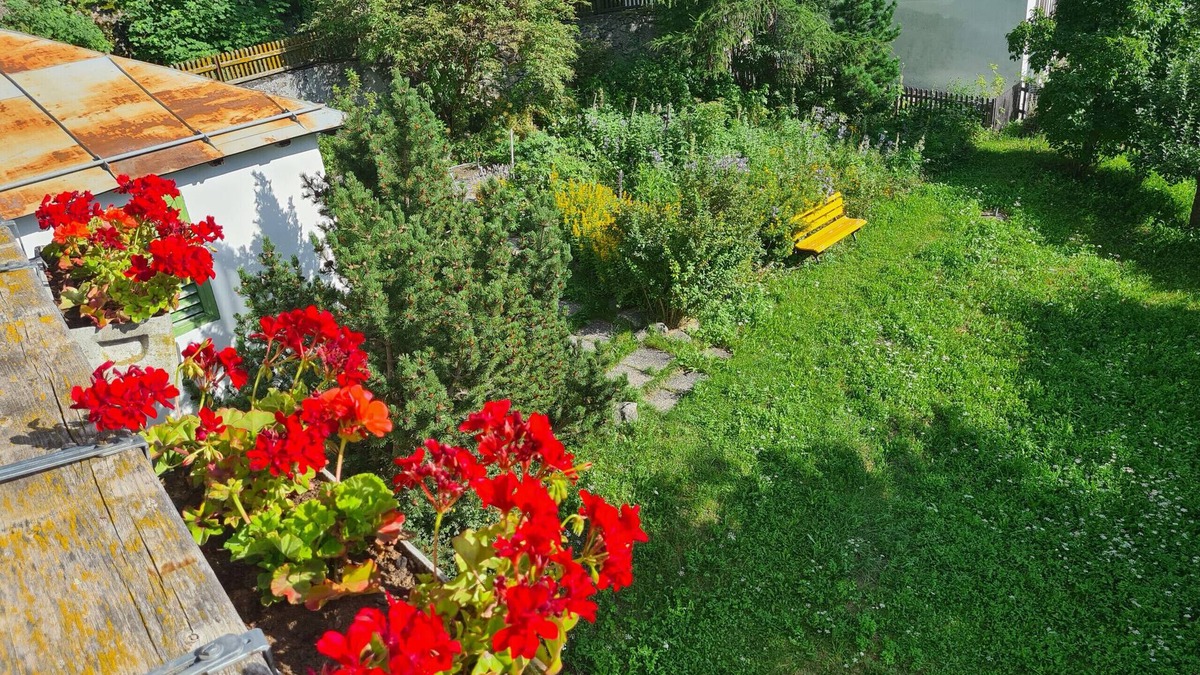 Ardez Apartment | Chasa Suot Chastè: 4.5-room attic flat directly under the Ardez tower