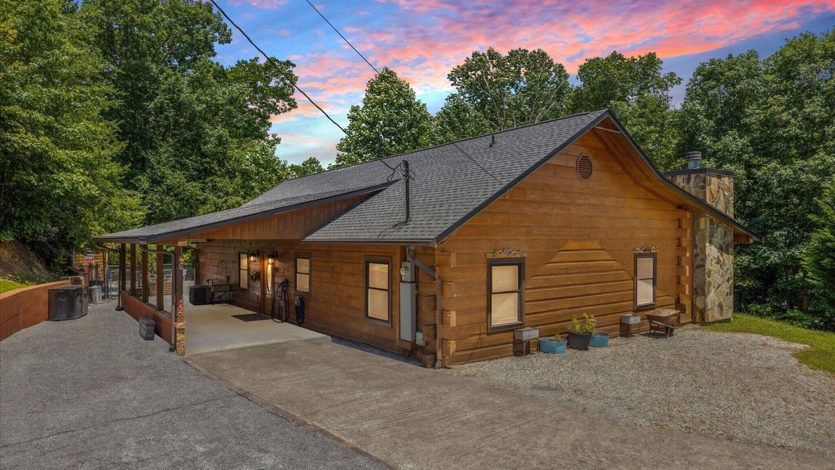 Gatlinburg - Pigeon Forge Cabin | Chasing Cubs Cabin by Beyond Expectations