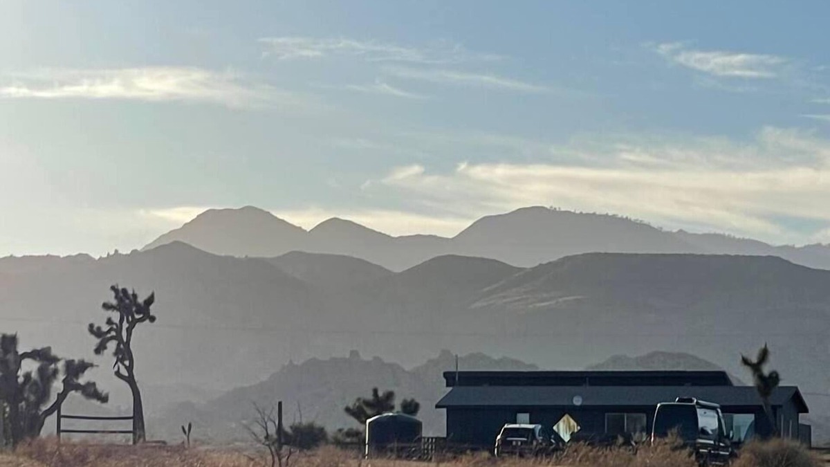 Pioneertown House | Chasing The Moon: Walk to Pappy's & Tub Views