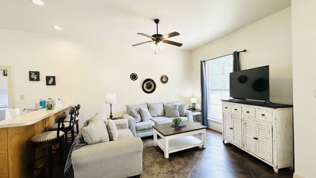 Pine Grove Apartment | Chateau 17, spacious townhouse in Tickfaw, LA
