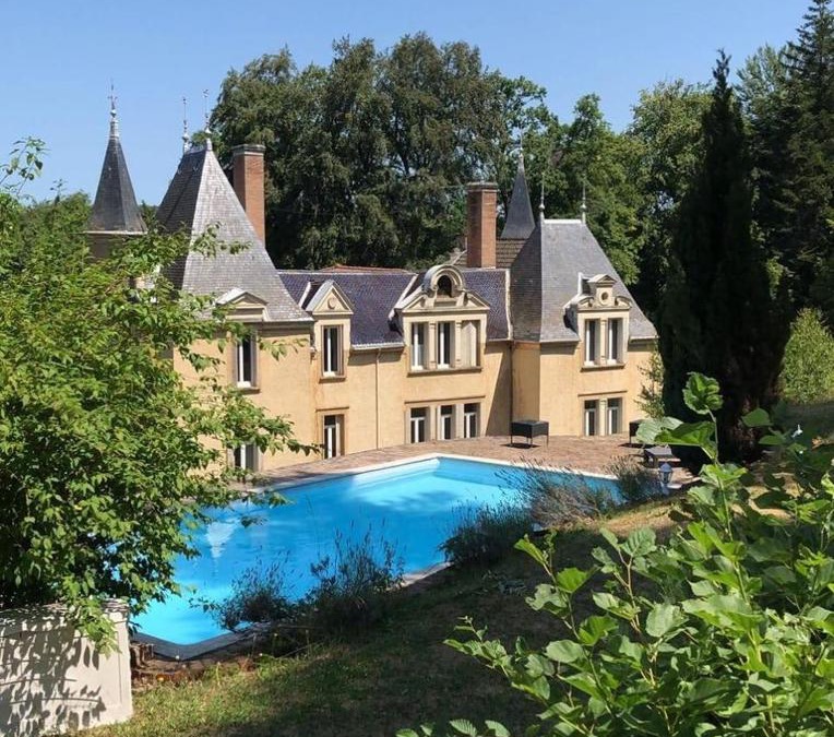 Villeneuve-de-Marc Bed & Breakfast | Chateau de Bonnevaux