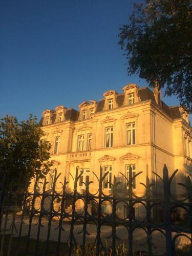 Aulnay Bed & Breakfast | Chateau de Minargent