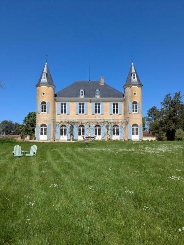 Montreal Bed & Breakfast | Chateau de Pomiro chambres d'hôtes et gîte