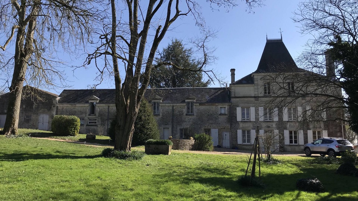 Saivres House | Chateau de Sauge 1607 - Cedar Apartment