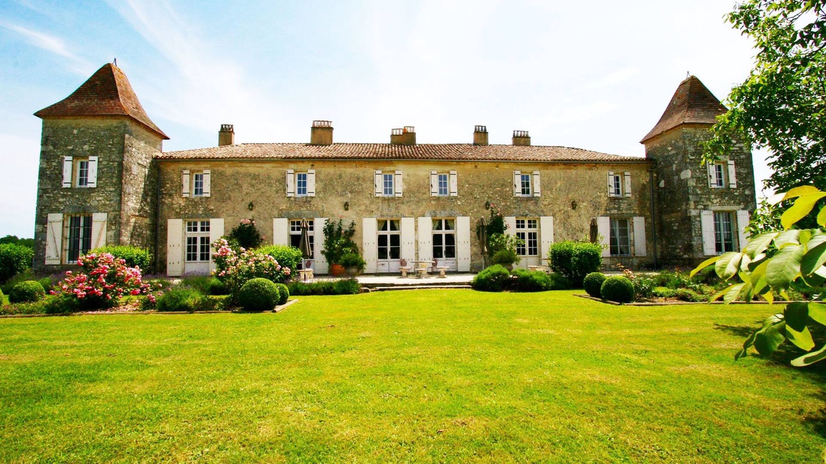 Riocaud House | Chateau Des Egrons; Elegant and Magical with Tennis Court and Heated Pool